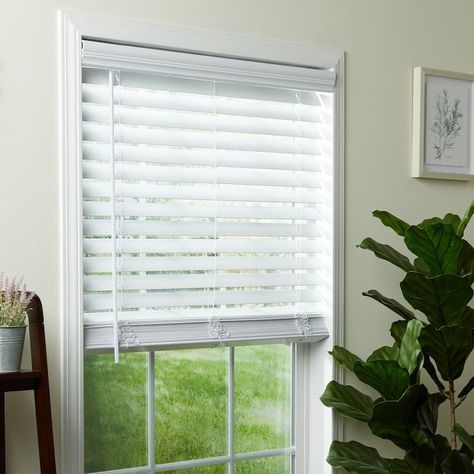 White Blinds Living Room, Blinds For Windows Bedrooms, Pretty Blinds, Window Blinds Ideas Bedrooms, Wood Blinds Bedroom, Blinds For Bedroom Windows, Window Blinds Ideas, Wood Blinds For Windows, Popular Window Coverings