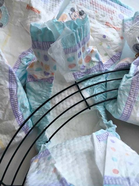 Easy Diaper Cake Ideas, Diaper Decorating Ideas, Diaper Decorations For Baby Shower Diy, Diaper Diy Gift Shower Ideas, Diaper Door Hanger, Diaper Bouquet Diy, Diaper Bouquet Tutorial, Diaper Wreath Diy, Diaper Wreath With Flowers