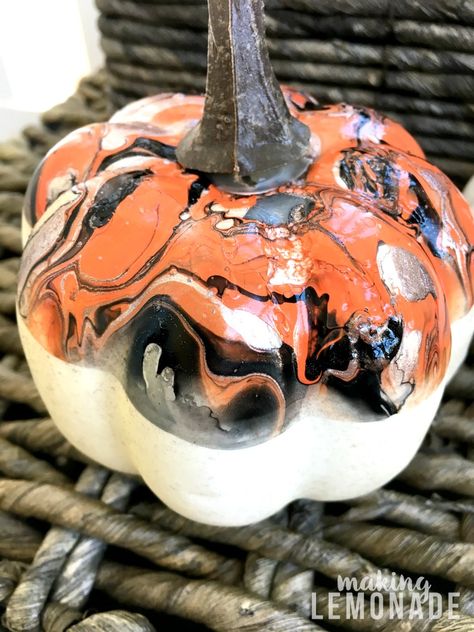 Plastic Pumpkins Crafts, Fall Decor Front Porch, Diy Pumpkins Painting, Porch Decor Halloween, Pumpkin Designs Painted, Pumpkin Idea, Girls Night Crafts, Making Lemonade, Acrylic Paint Pour