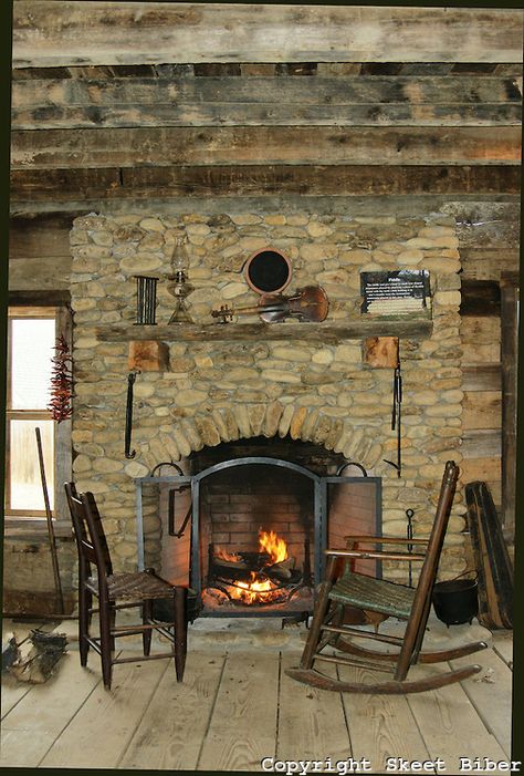 Log Cabin Fireplace, Old Log Cabin, Cabin Fireplace, Log Cabin Interior, Vintage Fireplace, Rustic Country Home, Country Cabin, Diy Christmas Decorations, Cabin Interiors