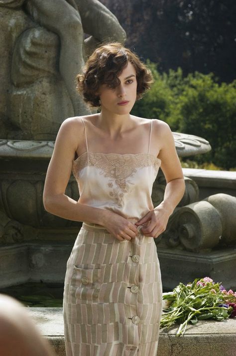 Keira Knightley Atonement fountain Atonement 2007, Atonement Movie, Spring Outfit Women, Kiera Knightly, Keira Knightly, Parisienne Chic, Look Retro, Atonement, Keira Knightley