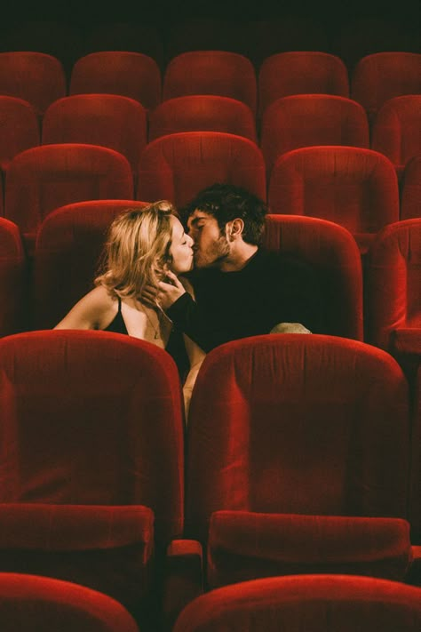 Theater Couple Photoshoot, Movie Theater Engagement Photoshoot, Movie Theatre Engagement Photos, Movie Theater Couple Pictures, Movie Theater Engagement Photos, Movie Photoshoot Ideas, Theatre Couple, Movie Theatre Wedding, Movie Theater Photoshoot