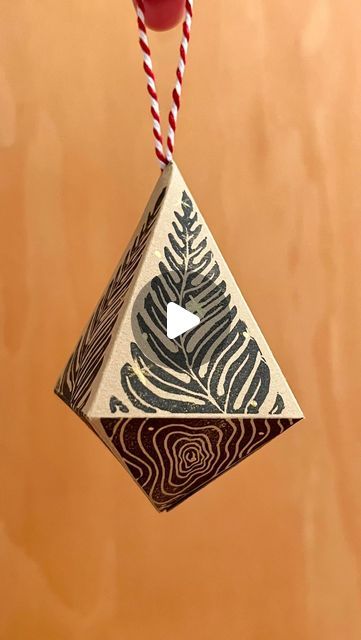 Linda on Instagram: "The finished ornament (in case you didn’t want to sit through that last Reel😆) . ⠀⠀⠀⠀⠀⠀⠀⠀⠀ .⠀⠀⠀⠀⠀⠀⠀⠀⠀ .⠀⠀⠀⠀⠀⠀⠀⠀⠀ .⠀⠀⠀⠀⠀⠀⠀⠀⠀ .⠀⠀⠀⠀⠀⠀⠀⠀⠀ .⠀⠀⠀⠀⠀⠀⠀⠀⠀ .⠀⠀⠀⠀⠀⠀⠀⠀⠀ .⠀⠀⠀⠀⠀⠀⠀⠀⠀ #lindaloveslino #carvedecember2021 #carvedecember #repeatpattern #processvideo #handprinted #linocut #printandpattern #patternlove #speedycarve #handmadestamp #handcarvedstamp #linoprint #handcarved #blockprint #ornament" Linocut Ornament, Handmade Stamps, Handmade Ornaments, Hand Print, Repeating Patterns, Linocut, Tree Ornaments, Block Print, Hand Carved