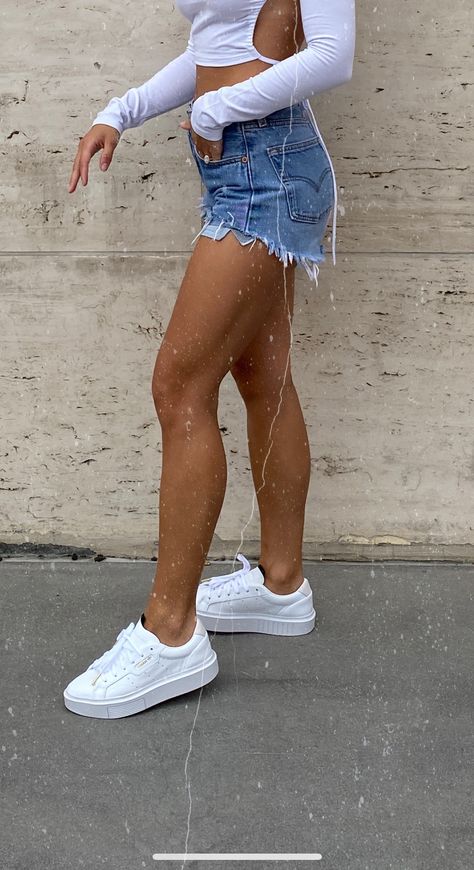 White Tenishoes Outfit, White Addis Shoes Outfit, Summer Outfits White Sneakers, Adidas White Sneakers Outfits, Adidas Platform Sneakers Outfit, White Adidas Shoes Outfits, Sneaker Outfits Women Summer, Shorts And Sneakers Outfit, White Platform Sneakers Outfit