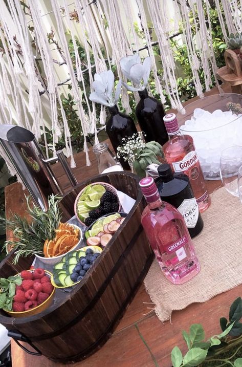 Make Shift Bar For Party, Diy Gin Bar Wedding, Bar Decor For Party, Build Your Own Drink Bar, Gin Tasting Party Ideas, Diy Bar Decor Ideas, Gin Party Ideas, Gin Station Ideas, Gin Bar Ideas Parties