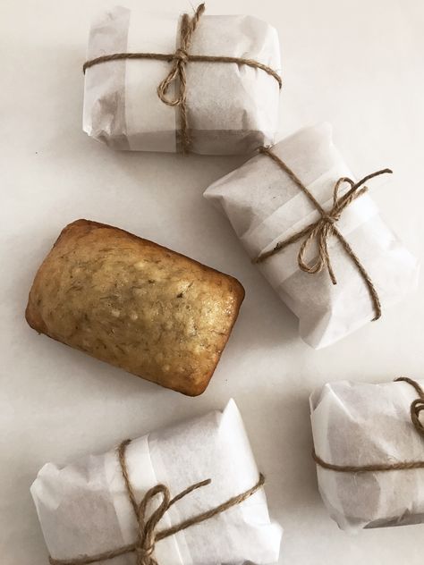 Bread Gift Ideas, Banana Bread Gift, Gift Ideas Packaging, Bread Gift, Bread Gifts, Bake Sale Packaging, Mini Loaves, Banana Bread Loaf, Bread Packaging