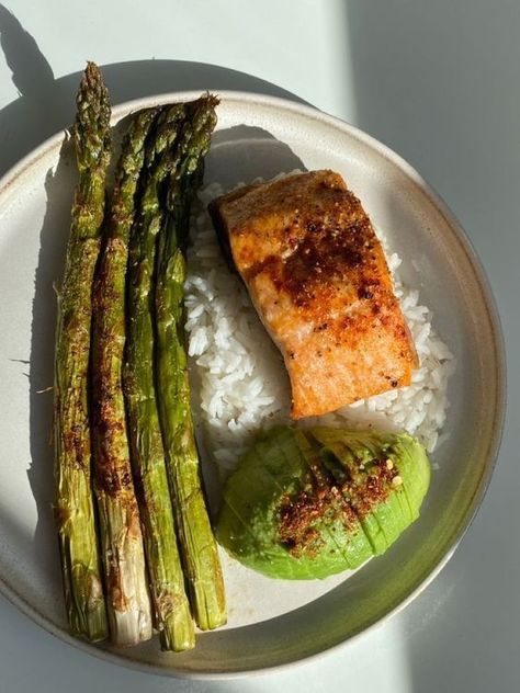 Pan Keto, Keto Salmon, Salmon And Asparagus, Healthy Food Inspiration, Perfect Keto, Healthy Food Dishes, Healthy Lifestyle Food, Healthy Food Motivation, Keto Meal