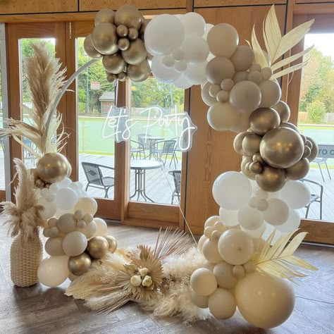 Easel Display Ideas, Pampas Grass Balloon Decor, Neutral Balloon Circle Arch, Balloon Arch Pampas, Balloon Decorations 30th Birthday, Balloon Hoop Wedding, Gold Hoop Balloon Garland, Wedding Balloon Display, Nude Balloons Decoration