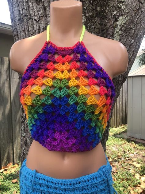 Rainbowcore Fashion, Pattern Design Ideas, Crochet Beachwear, Scrap Crochet, Crochet Halter Top Pattern, Colourful Crochet, Blouse Tops Designs, Blouses Designs, Rainbow Top