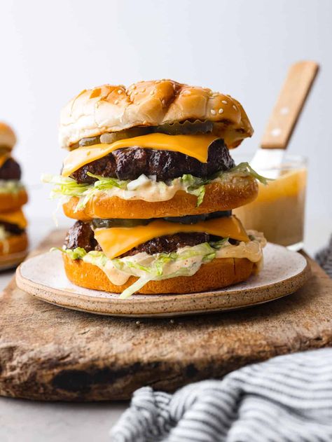 Two juicy all-beef patties, special sauce, lettuce, cheese, pickles, and onions all on a sesame seed bun! You'll love recreating this copycat Big Mac burger at home. Muscadine Pepper Jelly Recipe, Copycat Big Mac, Big Mac Burger, Mumbo Sauce, Mac Burger, Pickles Onions, Homemade Big Mac Sauce, Big Mac Sauce Recipe, Mac Sauce Recipe