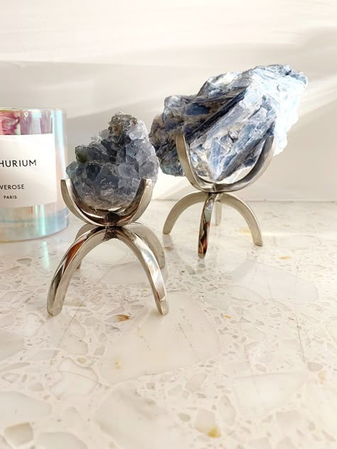 This display stand is a modern and chic way to show off your crystal and mineral collection. The silver aluminum claw will add wonderful texture, depth, and interest to your shelf and put your crystal on an airy and minimal pedestal. **Crystal not included** The display stand is made of aluminum, and can be inverted on either side to accommodate crystals of different sizes. Please note that this item is handmade (not mass produced by machines), so there are some imperfections on the stand. Dimen Rock Collection Display, Rock Display, Home Decor Minimal, Crystal Stand, Crystal Room, Mirror Frame Diy, Decor Minimal, Witchy Home Decor, Displaying Crystals