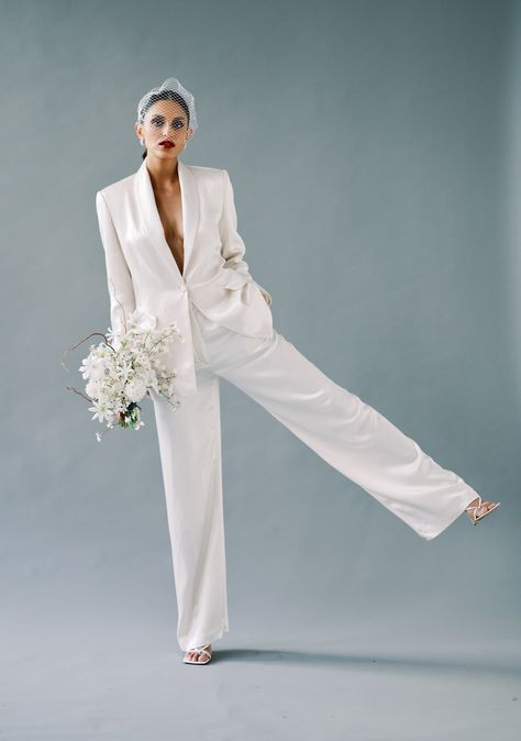 White Suit Bride Wedding, Civil Wedding Suit Brides, Bridal Suits For Women, Women Wedding Suit, Wedding Suits For Bride, Edgy Bridal, Blazer Wedding, Wedding New York, New York Bride