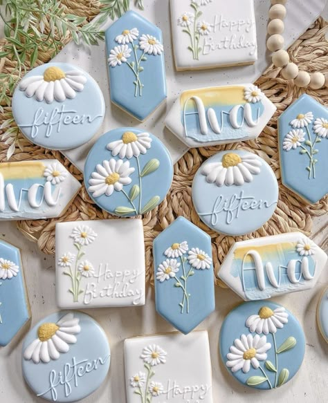 Daisy Flower Cookies Decorated, Flower Birthday Cookies Decorated, Daisy Birthday Cookies Decorated, Spring Time Cookies, Daisy Royal Icing Cookies, Simple Birthday Cookies Decorated, Daisy Cookies Decorated, Birthday Cake Cookies Decorated, Floral Decorated Cookies