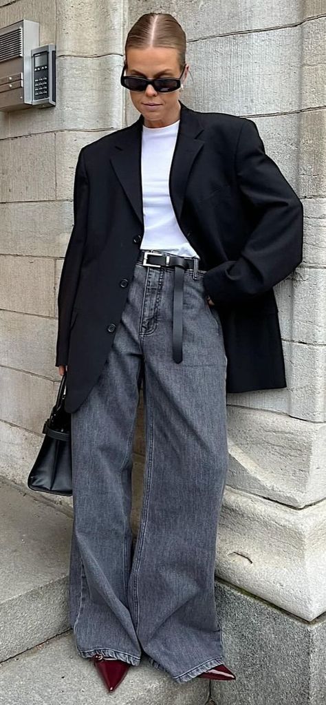 Street Style 2024 Spring Grey Jeans Street Style, La Street Style 2024, Grey Denim Jeans Outfit, Denim Trousers Outfit, Black Outfit Edgy, La Street Style, Denim Street Style, Jeans Street Style, Winter Fashion Outfits Casual