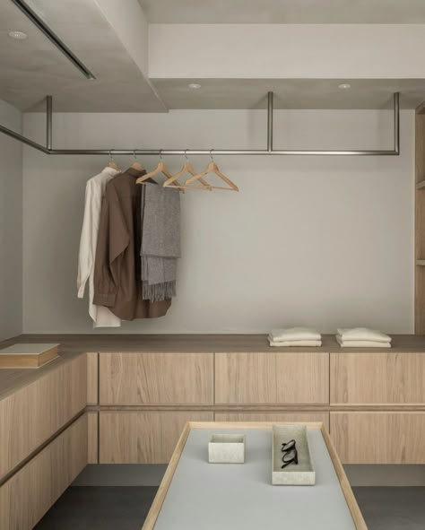 Laundry Interior, Wardrobe Shutters, Nice Wardrobe, Interior Wardrobe, Room Dressing Table, High End Interior, Serene Home, Cloth Hanger, Dress Room