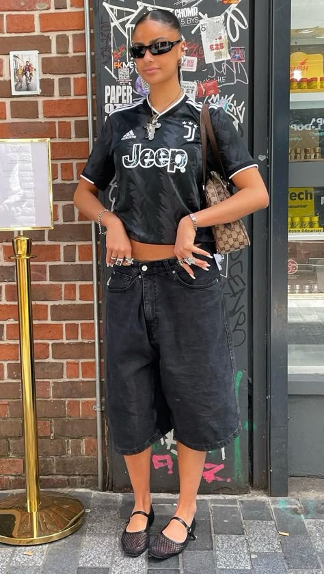 Outfits Streetwear Mujer, Bermuda Shorts Outfit Street Styles, Ny Fashion Week Street Style, Bermuda Shorts Outfit, Fits Ideas, Trendy Fits, Uh Huh, Outfits Streetwear, Shorts Outfit