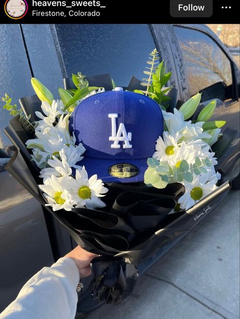 Rose Bouquet With Hat For Men, Flower Bouquet With Baseball Cap, Fitted Hat Flower Bouquet, Flower Bouquet For Men With Hat, Flowers With Hat For Men, Mens Flower Bouquet With Hat, Guy Hat Bouquet, Men’s Bouquet With Hat, Ramo Buchon For Boyfriend