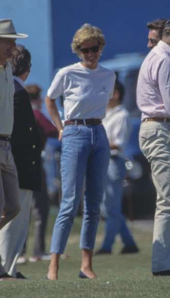 Princess Diana Street Style 90s, Lady Diana Casual Style, Lady Diana Outfit Inspiration, Princess Diana Diy Costume, Classic London Style, Prenses Diana Style, Princess Diana Summer Style, Classic Overalls Outfit, Princesa Diana Outfit