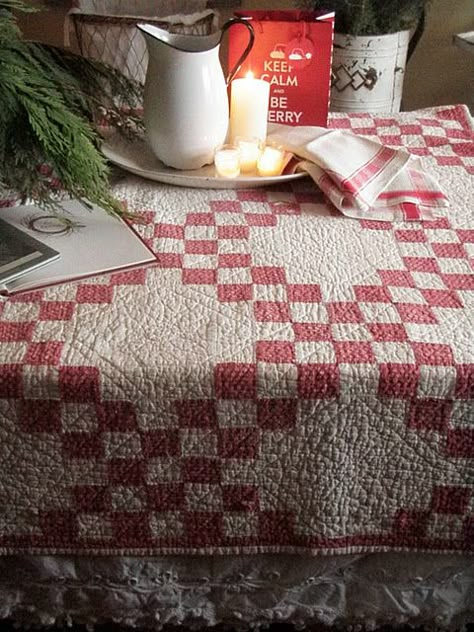 Vintage red and white quilt as tablecloth...This makes it feel so cozy inside when its cold outside Cottage Style Interiors, Farmhouse Quilts, Two Color Quilts, Red And White Quilts, Cabin Cottage, Charming Farmhouse, Country Quilts, Red Quilts, Old Quilts