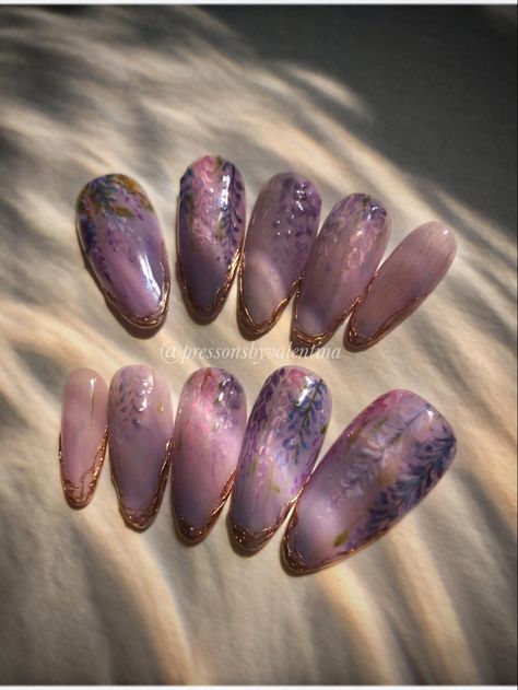 Fairy Nails Inspiration, Brown And Lavender Nails, Halloween Fairy Nails, Purple Inspo Nails, Wisteria Nail Art, Rapunzel Nail Ideas, Elvish Nails, Rapunzel Themed Nails, Bridgerton Nails Inspired