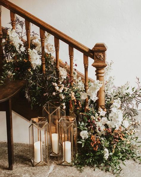 Wedding Staircase, Staircase Decor, Wedding Money, Fall Wedding Flowers, Wedding Inspiration Fall, October Wedding, Wedding Flower Arrangements, Rustic Chic Wedding, Fall Floral