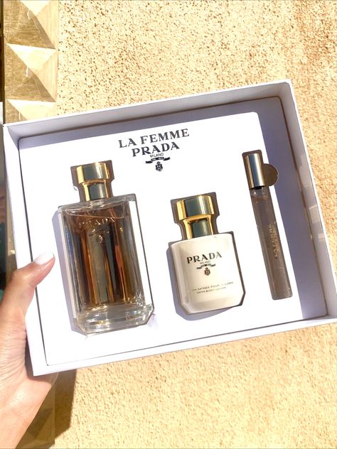 The perfect gift for her ! The la femme Prada perfume 3 piece set. This is my all time favorite scent shop the pic Prada Perfume Women, Prada Gift, Prada Perfume, Prada Beauty, Rich Gifts, Prada Gifts, Luxury Gifts For Women, Luxury Gift Set, Prada Milano