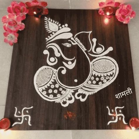 Ganesh Chaturthi Kolam, Ganesh Rangoli Creative, Ganapati Rangoli Designs, Rangoli Designs With Flowers, Ganapati Rangoli, Diwali Art, Ganesh Rangoli, Ganesha Rangoli, Ganesh Puja