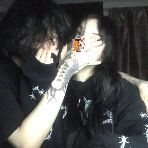 Grunge Couple Pictures, Hostage Aesthetic, Emo Couple Aesthetic, Cute Emo Couples, Emo Couples, Grunge Aesthetics, Random Pfp, Grunge Couple, Swag Couples