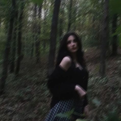 Alternative Vibes Aesthetic, Katrina Core Aesthetic, Aesthetic Grunge Photos, Edgy Girl Aesthetic Dark, Girl In Forest Aesthetic, Witch Grunge Aesthetic, Grunge Forest Aesthetic, Grunge Poses Photography, Witchy Girl Aesthetic