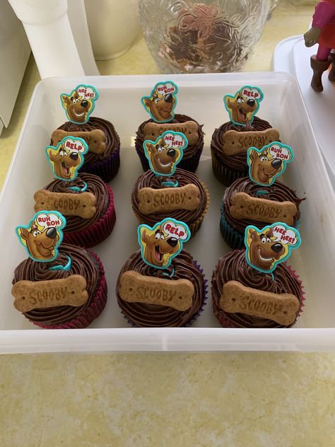 DIY scooby doo cupcakes Scooby Birthday Cake, Scooby Themed Party, Scooby Doo Smash Cake, Scooby Doo 2nd Birthday, Scooby Doo Desserts, Scooby Doo Birthday Cake Diy, Scooby Doo Treats, Scooby Doo Diy Decorations, Scooby Doo 1st Birthday Party Ideas