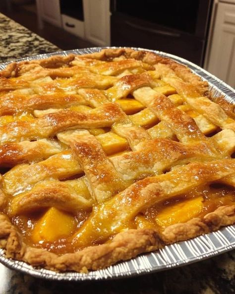 Peach Cobbler Pie, Homemade Peach Cobbler, Grandma Cooking, Peach Cobbler Recipe, Comfort Food Southern, Canned Peaches, Grandmas Recipes, Peach Pie, Creamy Desserts