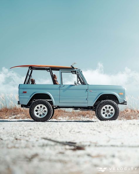 Bronco With Surfboard, Ford Bronco Beach Aesthetic, Classic Bronco Aesthetic, Vintage Ford Bronco Blue, Old Ford Bronco Aesthetic, Old Bronco Aesthetic, Blue Bronco Aesthetic, Vintage Bronco Aesthetic, Aesthetic Bronco