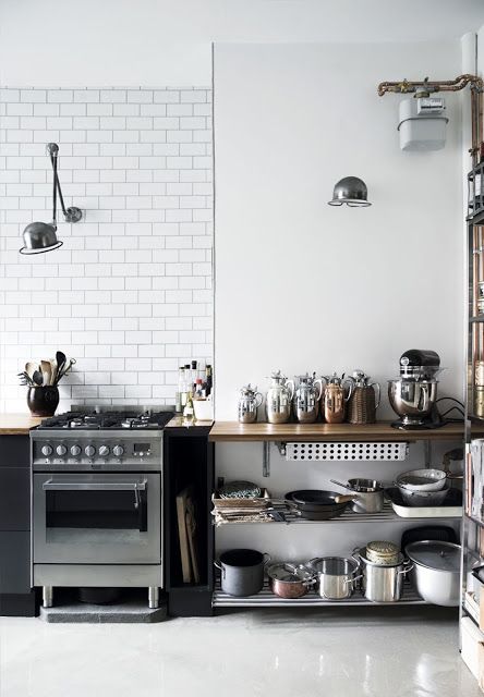 Bohemian atmosphere in a lovely apartment on Amager, Denmark Kitchens Without Upper Cabinets, Industrial Decor Kitchen, Shelving Kitchen, Interior Boho, Industrial Style Kitchen, Makanan Diet, Industrial Kitchen, Stunning Kitchens, Upper Cabinets