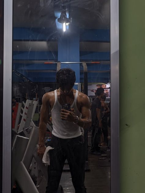 #gym #asthetic #figure #astheticbody Gym Mirror Selfie Men, Boys Snap, Iphone Mirror Selfie, Gym Pics, Gym Mirror, Gym Bro, Photo Styles, Body Aesthetic, Bodybuilding Pictures