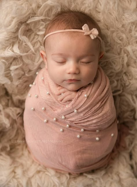 Newborn Pearls Photo, Premie Newborn Photography, New Born Girl Baby Shoot, Pink Newborn Photography, Newborn Photography Girly Ideas, Newborn Baby Girl Photoshooting Ideas, Baby Girl Newborn Shoot, Newborn Girl Photoshooting Ideas, Newborn Girl Photoshooting