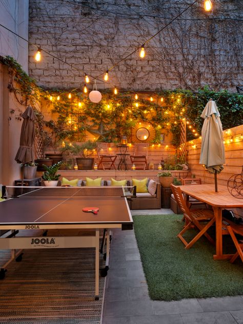 Patio Overhang Ideas, Apartment Backyard, Brooklyn Backyard, Dreamy Backyard, Family Backyard, Backyard Renovations, Backyard Remodel, التصميم الخارجي للمنزل, Backyard Inspo