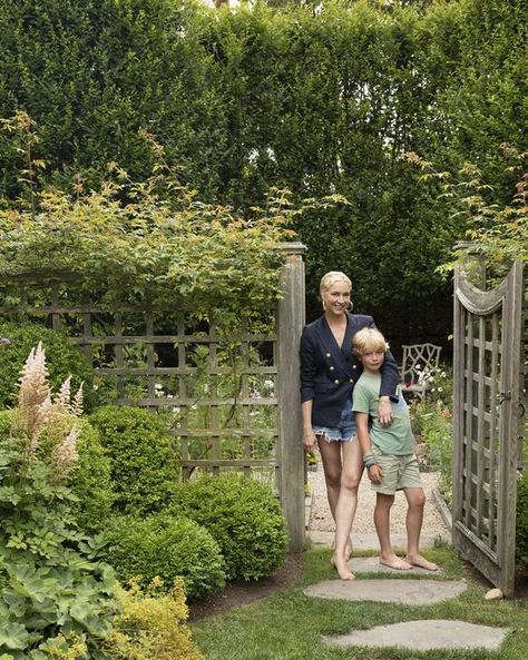 Nantucket Cottage Exterior, Nantucket Backyard, Nantucket Cottage Interiors, Nantucket Landscaping, Nantucket Houses, Nantucket Homes, Nantucket Decor, Nantucket Interior Design, Nantucket Interior