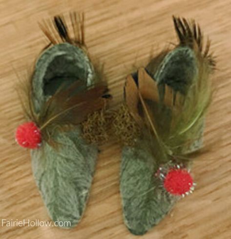 Fairy Shoes Pattern and instructions for making shoes from natural objects Fairy Slippers, Faerie House, Pumpkin Fairy House, Garden Objects, I Do Believe In Fairies, Shoe Patterns, Paper Shoes, Doll Shoe Patterns, Tiny Fairy