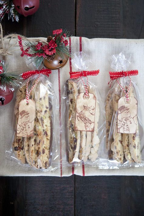 Cranberry & Pistachio Biscotti - Celebrate Creativity Biscotti Gift Ideas Christmas, How To Wrap Biscotti Packaging Ideas, Biscotti Christmas Gift, Biscotti Gift Packaging, Biscotti Packaging Ideas, Biscotti Packaging, Cranberry Biscotti Recipe, Holiday Biscotti, Christmas Biscotti