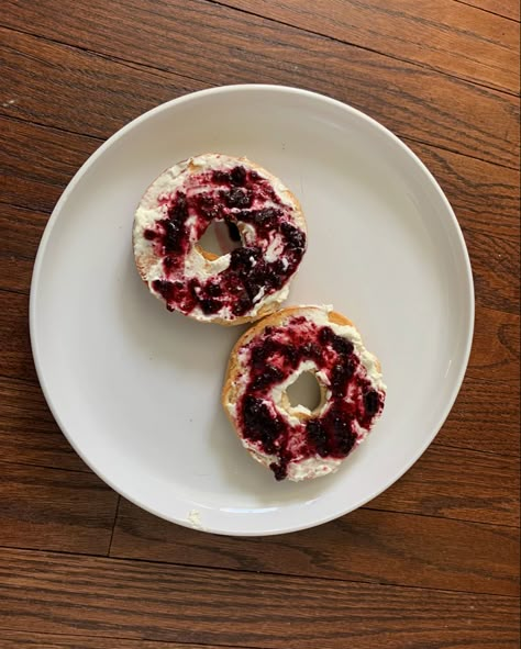 Bagel And Cream Cheese Ideas Breakfast, Breakfast Bagels Healthy, Blueberry Cream Cheese Bagel, Blueberry Bagel Aesthetic, Bagel Breakfast Ideas Healthy, Blueberry Bagel Breakfast, Healthy Breakfast Bagel, Breakfast With Cream Cheese, Bagel Breakfast Ideas