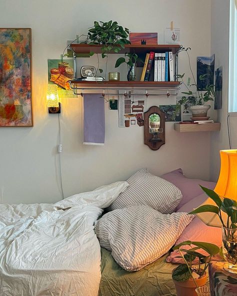 Room No Windows Ideas, How To Make Room Cozy, Uni Room Inspo Uk, Storage For Small Bedrooms, Bed In Corner Of Room, Cozy Room Inspiration, Arty Bedroom, Pretty Room, Dreamy Room