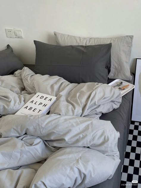 Dorm Inspo Grey Bedding, Simplicity Bedroom Ideas, Aesthetic Grey Bedding, Grey Sheets Aesthetic, Grey Bed Sheets Ideas, Grey Sheets Bedroom Ideas, Room Ideas Aesthetic Gray, Gray Bedding Aesthetic, Minimalist Bedsheet