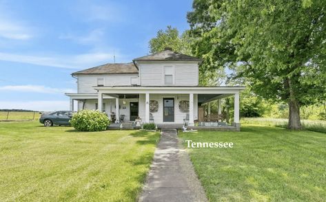 Under $150K Sunday - c.1900 Tennessee Fixer Upper Farmhouse on 0.64 Acre $125K - Old Houses Under $100K Fixer Upper Houses, Fixer Upper Farmhouse, Huge Bedrooms, Built In Hutch, Cheap Houses, Old Houses For Sale, Bungalows For Sale, Starter Home, Home Warranty