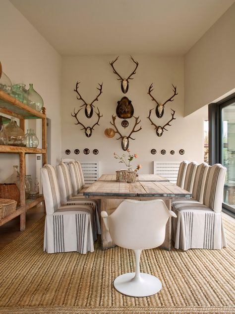 Dining space Deer Head Decor, Deer Heads, European Living Room, Trophy Rooms, Farmhouse Dining Room, Cabin Decor, Ranch House, Interior Design Trends, Room Table