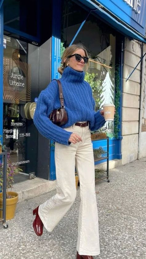 Off White Flare Jeans Outfit, Burgundy Pants Outfit, Blue Sweater Outfit, Looks Jeans, Skandinavian Fashion, 2024 Outfits, Outfit Chic, Work Fits, Paris Outfits