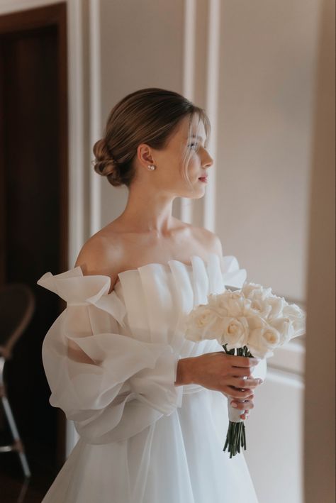 Wedding dress, minimalist wedding, wedding bouquet, white flowers bouquet Indoor Bridal Portraits, Bride Poses Bridal Portraits, Bride Portrait Poses, Bride Photoshoot Poses, Bridal Photoshoot Ideas, Studio Bridal Portraits, Bride Portrait Photography, Bridal Portraits Indoor, Bridal Portrait Ideas