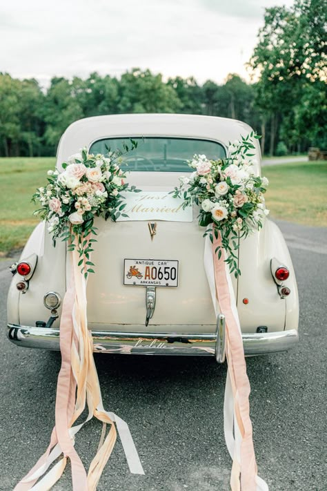 Wedding Car Deco, Rustic Country Wedding Decorations, Wedding Getaway Car, Just Married Car, Bridal Car, Wedding Color Combinations, Vintage Car Wedding, Wedding Car Decorations, Country Wedding Decorations