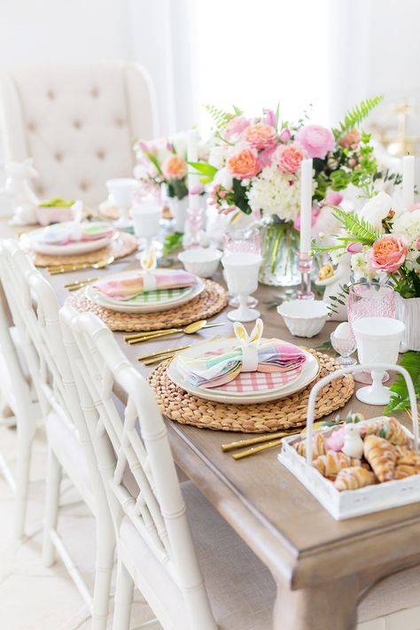 Inspiration for your Easter Table Decor with lots of whimsical Easter finds and tips for a colorful and family-friendly Easter tablescape! Colorful Easter Decor, Easter House Decor, Cute Dining Table, Easter Table Setting Ideas, Easter Dining Table Decor, Colorful Easter Table, Easter Party Table, Easter Dining Table, Easter Brunch Tablescape