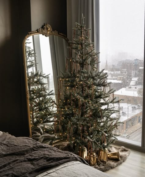 Christmas Tree Without Ornaments, Christmas Decor Trends, Tinsel Christmas Tree, Tinsel Tree, Christmas Tree Inspiration, Winter Mood, Christmas Inspo, Christmas Trends, Leaf Decor