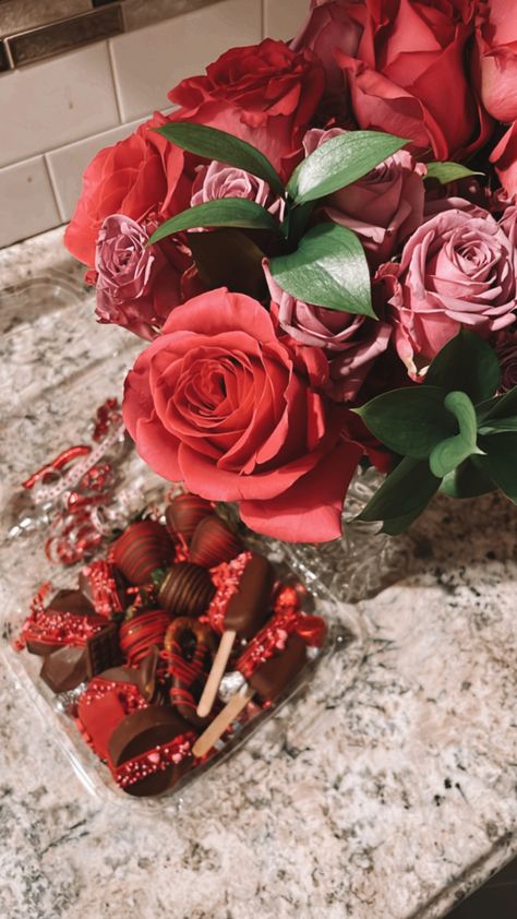 Roses with chocolate box Valentine Core Aesthetic, Valentine's Aesthetic, Monthly Aesthetic, Valentine Day Aesthetic, Valentine’s Day, Valentine's Day Aesthetic, Art Inspiration Creative, February Aesthetic, Valentines Vibes